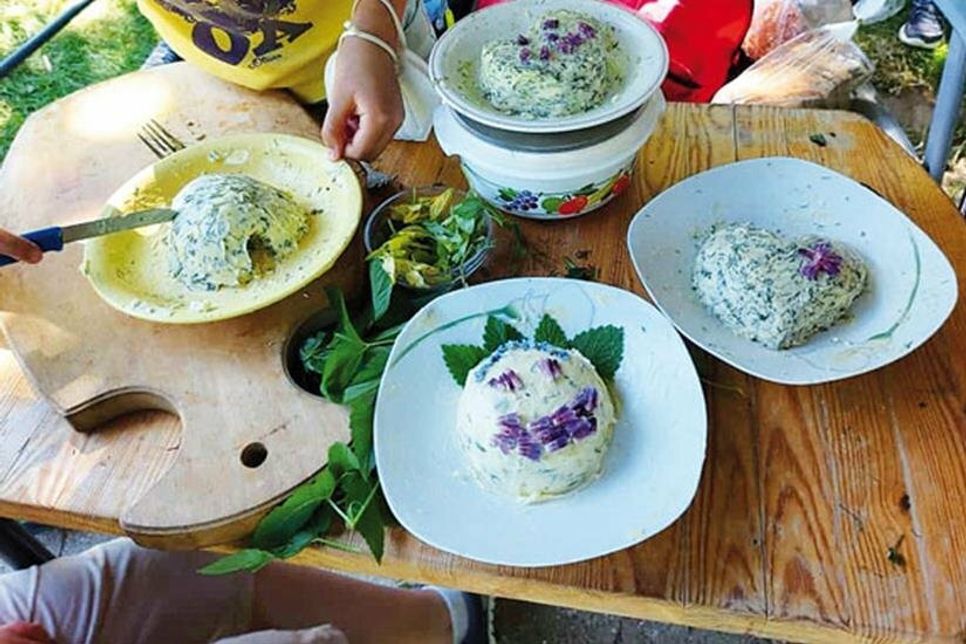 Kräuterbutter mit frischen Zutaten aus dem Garten von Tanja Goile – für die Kinder ein kulinarisches Highlight.