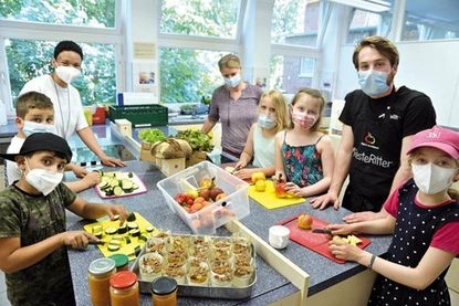 Hatten viel Spaß in der Küche: Unter der Regie von Moritz Dietzsche von ResteRitter (r.), Klassenlehrerin Claudia Ladwig und Projektinitiatorin Juliana Zetzsche (l.) haben Elian und Santos, Sophia, Berit und Ricarda mit ihren Mitschülern jede Menge Tricks gelernt, wie aus geretteten Lebensmitteln gesundes Essen gezaubert werden kann.