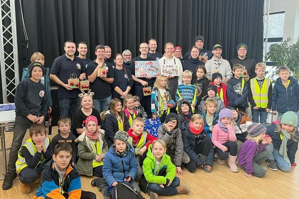 Im Rahmen des Plätzchenbackens bedankten sich Eltern und Kinder beim Team der Kinderfeuerwehr.