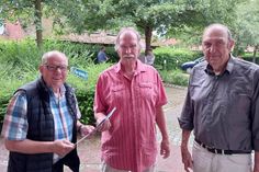 Jürgen Zimmermann (lks.) und Bodo Gehrke überreichten den Abschlussbericht an Bürgermeister Udo Gosch (Mi.).