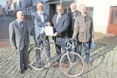 Geplant sind 160 Meter Oberflächenaustausch und die Einrichtung einer Fahrradstraße in der Hochtorstraße. Dort erfolgte die Übergabe des Förderbescheides mit Bürgervorsteher Sönke Sela, Verkehrsminister Claus Ruhe Madsen, Bürgermeister Mirko Spieckermann, Vorsitzender des Planungs-, Umwelt- und Bauausschusses Willy Heckel und Abteilungsleiter Eckhard Mittmann (v. lks.).