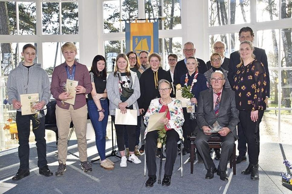 Die anwesenden Geehrten im sozialgesellschaftlichen und sportlichen Bereich mit Bürgervorsteherin Anja Evers und Bürgermeister Robert Wagner.