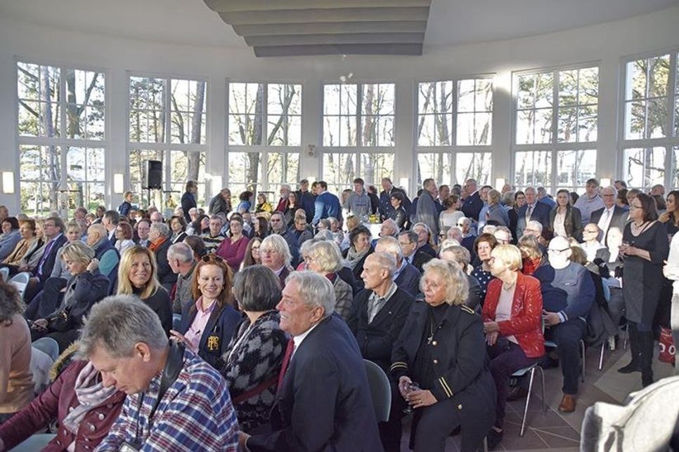 Rund 250 Bürgerinnen und Bürger lauschten Bürgervorsteherin Anja Evers und Bürgermeister Robert Wagner in der Trinkkurhalle von Timmendorfer Strand.