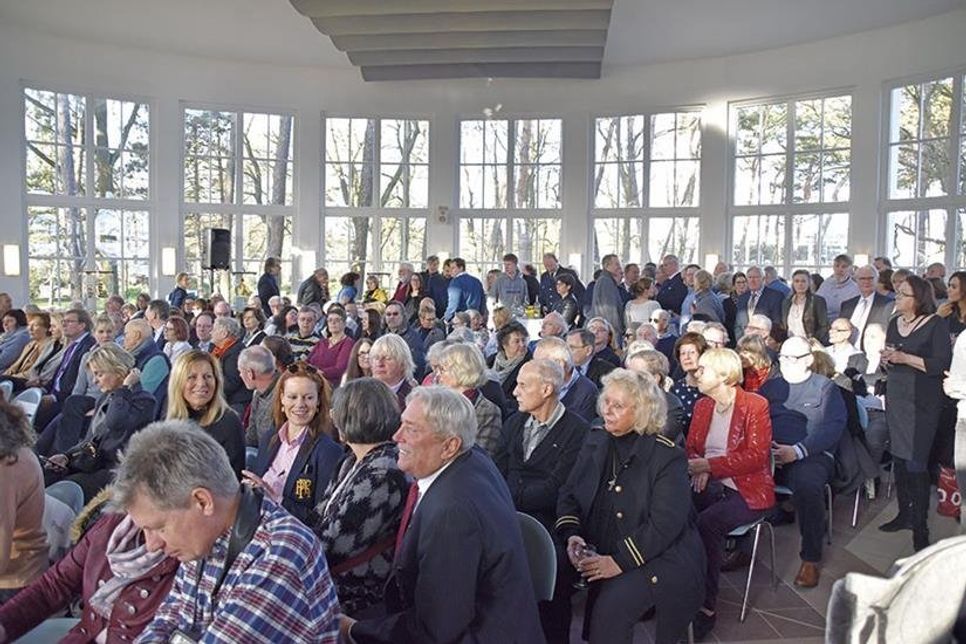Rund 250 Bürgerinnen und Bürger lauschten Bürgervorsteherin Anja Evers und Bürgermeister Robert Wagner in der Trinkkurhalle von Timmendorfer Strand.