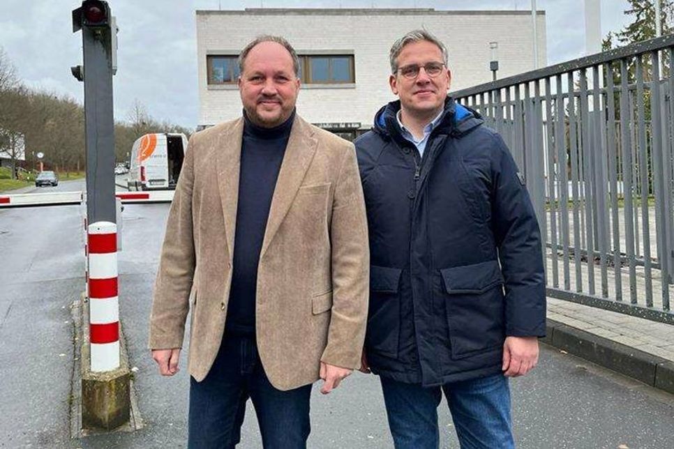 Landrat Timo Gaarz (lks.) und Dr. Uwe Jürgens vor der Bundesakademie für Bevölkerungsschutz und Zivile Verteidigung.