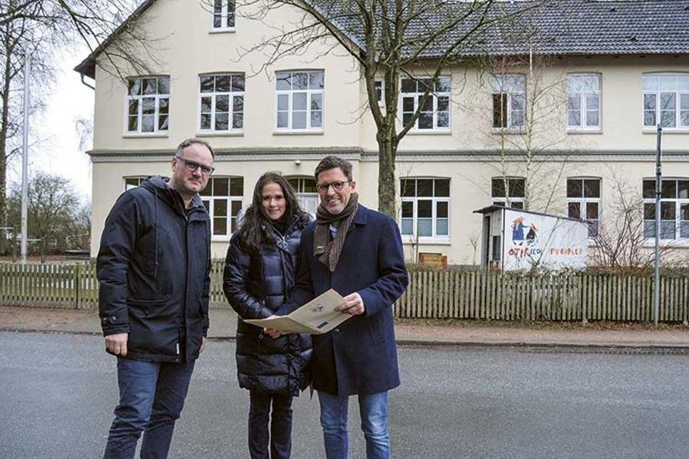 Mit Binia Teuber und Stefan Mäder aus der Gemeindeverwaltung stellte Ratekaus Bürgermeister Thomas Keller (m.) das Vorhaben, wie ein Teil der ehemaligen Grundschule in Techau künftig genutzt werden soll, vor.