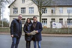Mit Binia Teuber und Stefan Mäder aus der Gemeindeverwaltung stellte Ratekaus Bürgermeister Thomas Keller (m.) das Vorhaben, wie ein Teil der ehemaligen Grundschule in Techau künftig genutzt werden soll, vor.
