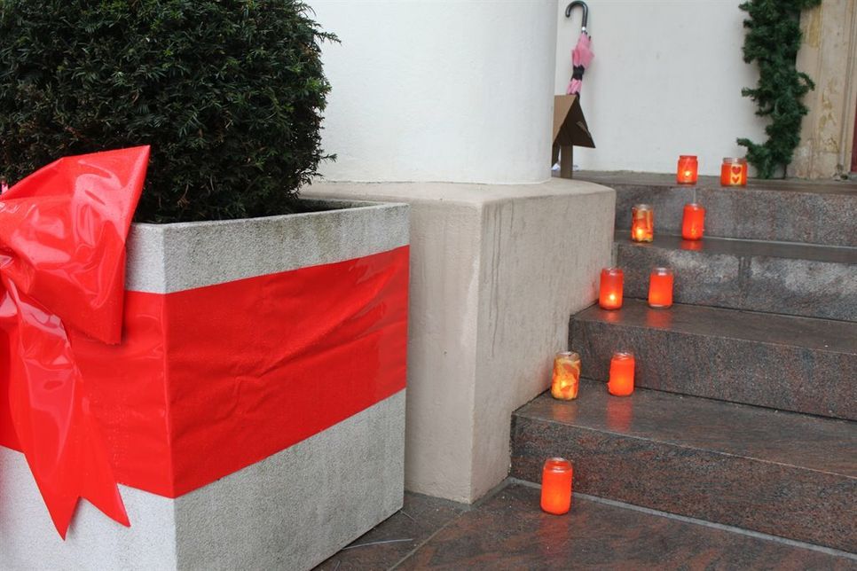 Orangefarbene Windlichter auf der Rathaustreppe sorgten für Aufmerksamkeit.