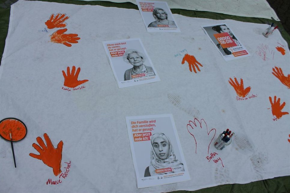 Wer wollte, konnte seinen Handabdruck hinterlassen und orange ausmalen.