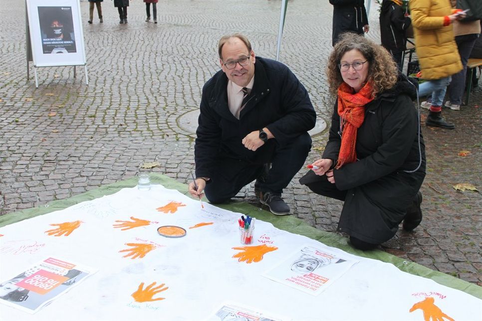 Bürgermeister Mirko Spieckermann setzte gemeinsam mit Natalia von Levetzow ebenfalls ein Zeichen gegen Gewalt.