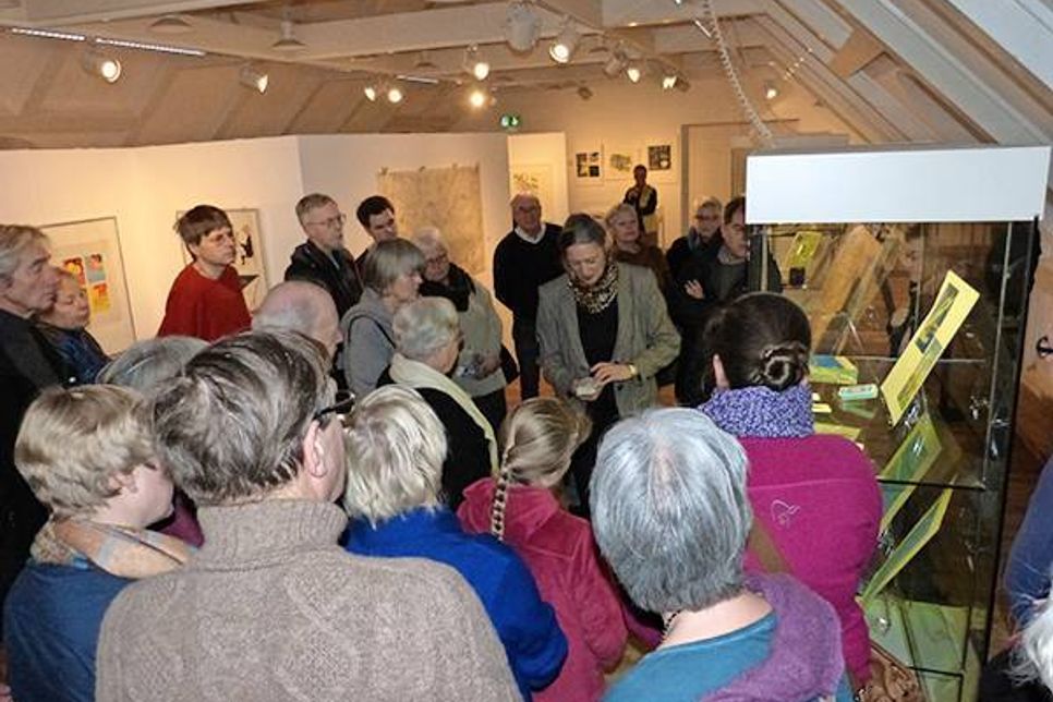 Ernst-Johann Seidels Tochter Julia Freese führt durch die ihrem Vater gewidmete Ausstellung "Made in Ostholstein