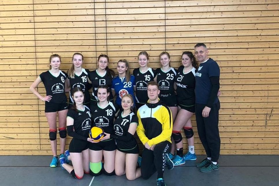 Spielerinnen der U 20w: Helen Wiebensohn, Lia Heinrich, Leila Bistram, Vivien Schmidt, Celina Kassner, May-Britt Tietz, Lea Neve, Sarah Neve, Lisa Pielmeier, Lotta von Schwartz; Trainer Witold Bistram; Co-Trainer Hannes Bedei.