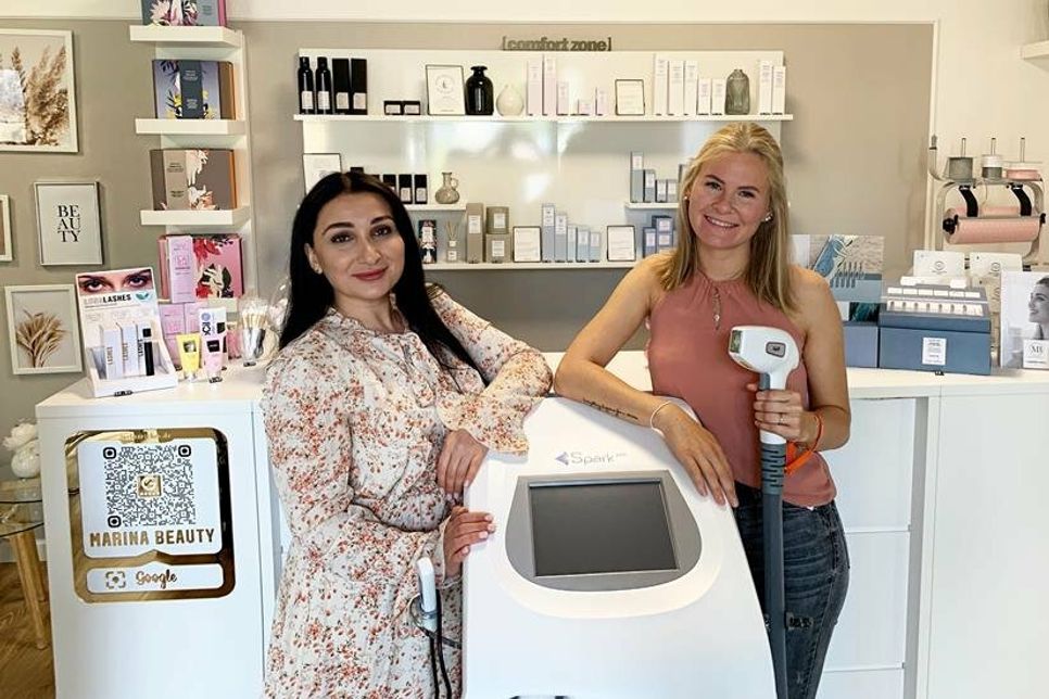 Marina Schlüter (lks.) und Georgina Freudenberg sind stolz auf die neueste Errungenschaft: den Spark Pro Diodenlaser zur dauerhaften Haarentfernung.