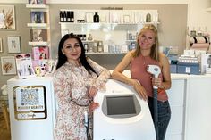 Marina Schlüter (lks.) und Georgina Freudenberg sind stolz auf die neueste Errungenschaft: den Spark Pro Diodenlaser zur dauerhaften Haarentfernung.