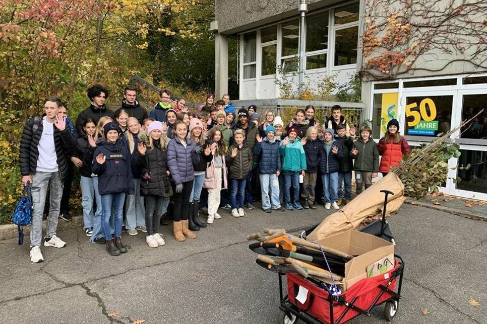 Mit Schaufeln bepackt machen sich Lehrer und Schüler auf in Richtung Haffkamper Weg