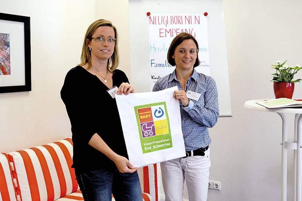 Nadine Müller (l.) und Ursula Sier mit den Begrüßungstaschen. (Fotos: Familienzentrum/hfr)