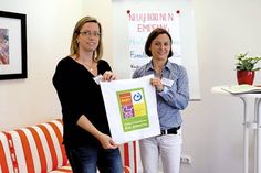 Nadine Müller (l.) und Ursula Sier mit den Begrüßungstaschen. (Fotos: Familienzentrum/hfr)