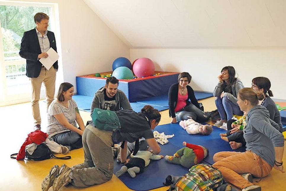 Bad Schwartaus Bürgermeister Uwe Brinkmann (stehend) ließ es sich nicht nehmen, beim ersten Neugeborenen-Empfang  im Familienzentrum dabei zu sein.
