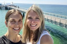 Die Ostsee-Perlen und reporter-Redakteurinnen Kristina Kolbe (lks.) und Gesche Muchow probieren heute ein bisschen „Autonomous Sensory Meridian Response“ aus. Was das ist, erfährt man in Folge 155.