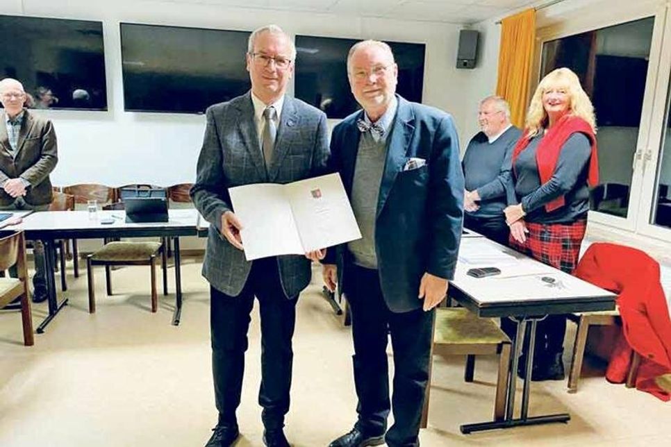 Hans-Peter Zink, Kreispräsident Harald Werner bei der Verleihung Freiherr-vom-Stein-Verdienstnadel im Rahmen der Gemeindevertretersitzung der Gemeinde Altenkrempe