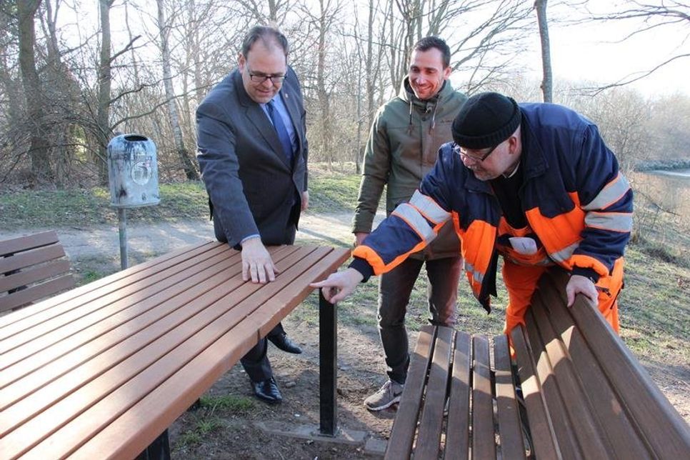Bürgermeister Mirko Spieckermann, Bauhofsleiter Jens Rietschel und Mitarbeiter Torsten Zoldahn (v. lks.) machten sich ein Bild von dem entstandenen Schaden.