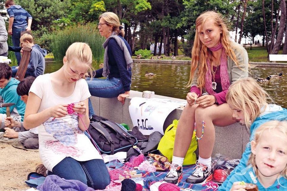 In der Fußgängerzone von Timmendorfer Strand stellten die Schülerinnen und Schüler Kinderarbeit nach. (Foto: René Kleinschmidt)