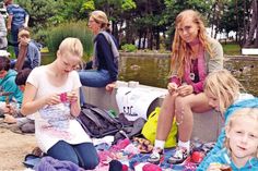 In der Fußgängerzone von Timmendorfer Strand stellten die Schülerinnen und Schüler Kinderarbeit nach. (Foto: René Kleinschmidt)