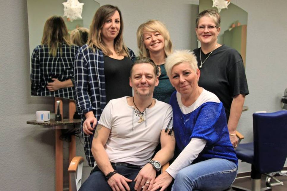 Sarah Kolumbuchi, Jarek Wodecki, Angela Schröder-Posing, Nageldesigner Karina Schluz und Andrea Ketturkat (v. lks.) unterstreichen mit der perfekten Frisur und makellos manikürten Nägeln den persönlichen Stil.