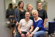 Sarah Kolumbuchi, Jarek Wodecki, Angela Schröder-Posing, Nageldesigner Karina Schluz und Andrea Ketturkat (v. lks.) unterstreichen mit der perfekten Frisur und makellos manikürten Nägeln den persönlichen Stil.