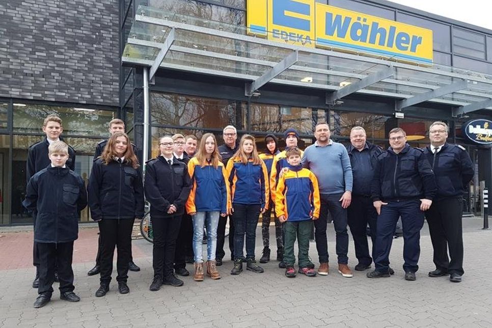 Neben Ortswehrführer Frank Kuntz und seinem Stellvertreter Kai Fischer nahmen auch Gemeinde-Jugendwart Kai Gnepper und Musikzugführer Matthias Krell an der Spendenübergabe teil.