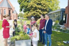 Stockelsdorfs Bürgermeisterin Julia Samtleben (l.) und Dieter Rodewald (Bauamt/AktivRegion) nehmen das Tast- und Duftbeet in Augenschein, das die Grundschüler unter Anleitung ihrer Lehrerin Heidi Gunkel und Klimamanger Manuel van der Poel am Rathaus angelegt haben.