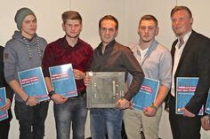 Gute Berufsaussichten für sieben neue Metallbauer-Gesellen. Das Prüfungsstück - eine Wandklappe - haben alle in der vorgegebenen Zeit fachgerecht erstellt.