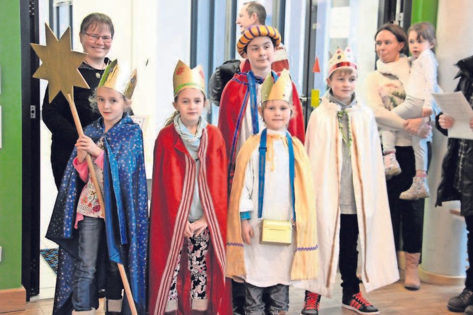 Einige Sternsinger besuchten die Veranstaltung und schrieben den Segen an die Tür.