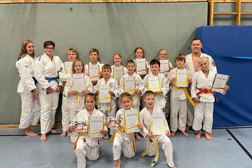 Prüflinge hi. v.lks.: Bodo Patzer, Michel Holzinger, Finja Hafermalz, Mia Rose Begau, Sontje Swars. Mi. v.lks.: Magda Langbehn, Aaron Stühmer, Felix Faase, Raik Hafermalz, Jasper Hoff, Nick Weisel. Vorne v.lks.: Anica Prill, Sarah Bünning, Lennox Oehlhey.