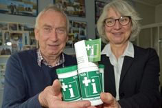 Dr. Joachim Pohl und Helga Schilk vom Praxisnetz Plön werben für die Notfalldosen.