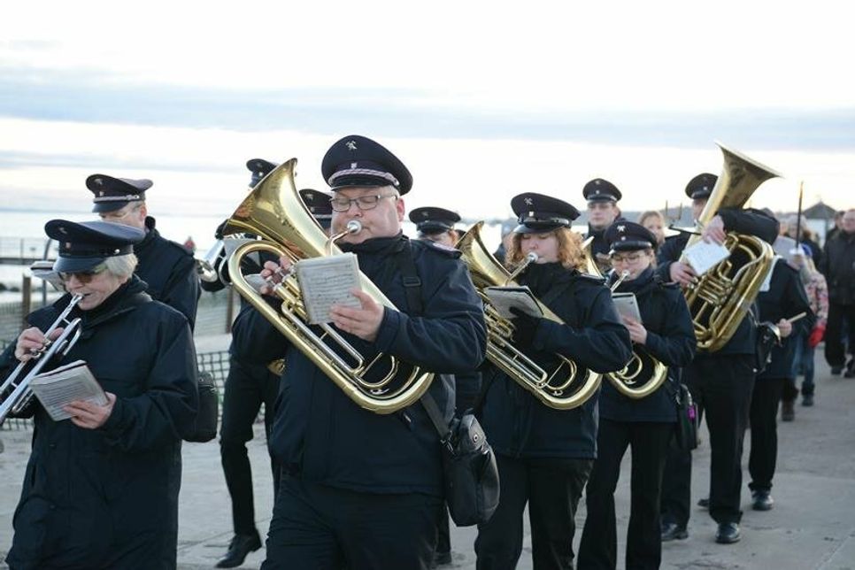 Der Musikzug der Freiwilligen Feuerwehr führte den Spaziergang an.