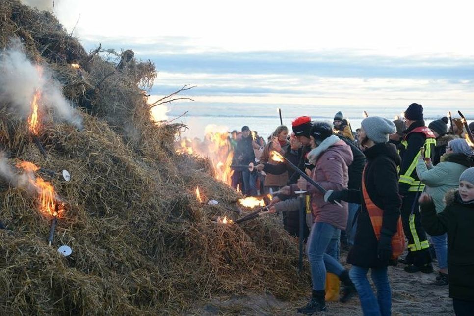 Entfacht wurde das Strandfeuer mit den Fackeln, die zuvor verteilt wurden.