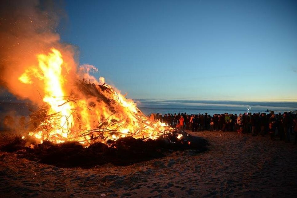 In Grömitz kamen hunderte Menschen, um sich am Feuer zu wärmen und die gemütliche Stimmung zu genießen.