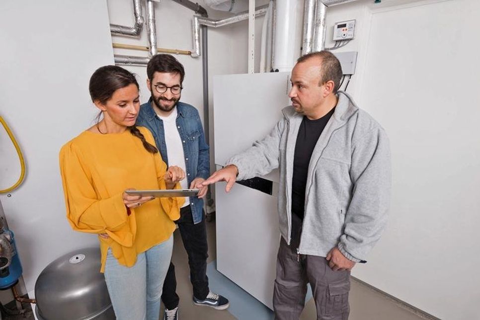 Eine Modernisierung lohnt sich: Im Vergleich zu einer älteren Ölheizung spart moderne Brennwerttechnik eine Menge Energie ein, bindet auf Wunsch erneuerbare Energien wie Solarenergie ein und ist für künftige, zunehmend treibhausgasreduzierte Heizöle geeignet.