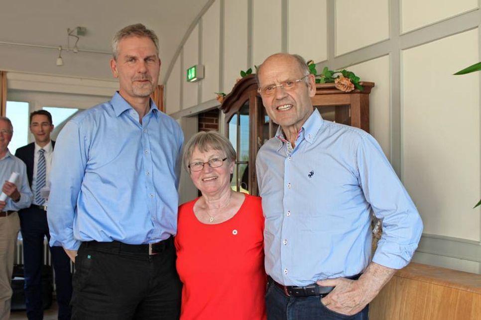 Wiedergewählt: Jens Klüß und Renate Forstreuter mit 1. Vorsitzendem Fritz Schramm (v. lks.) .