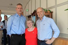 Wiedergewählt: Jens Klüß und Renate Forstreuter mit 1. Vorsitzendem Fritz Schramm (v. lks.) .