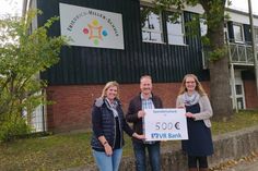 Alina Ahrens (Schriftführerin des Fördervereins), Jörg Bouman (2. Vorsitzender des Fördervereins) und Annika Berger (Mitarbeiterin der VR Bank in Lensahn) (v. lks.).