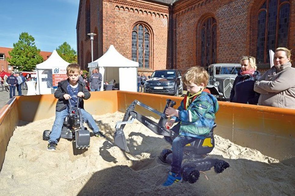 Die „Fachkräfte von morgen“ testeten ihre Fähigkeiten als Baggerfahrer.
