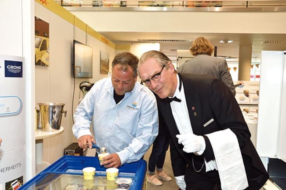 Gibt „seinen Senf“ am Eisstand dazu: Butler Ernst Alfred alias Christoph Peters.