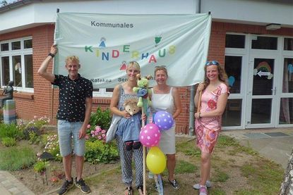 Mit Banner, Luftballons und weiteren Utensilien zogen die vier Kräfte aus dem Kommunalen Kinderhaus Ratekau vor die Häuser der Vorschulkinder, um sich von jedem per Rap zu verabschieden.