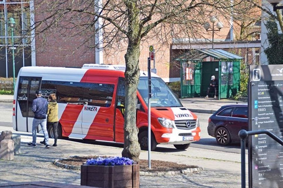 Der Ortsbus Schrevenborn, hier an der Haltestelle Heikendorfer Rathaus, fährt seit Dezember 2018 im 40-Minuten-Takt die amtsangehörigen Gemeinden Heikendorf, Schönkirchen und Mönkeberg an.