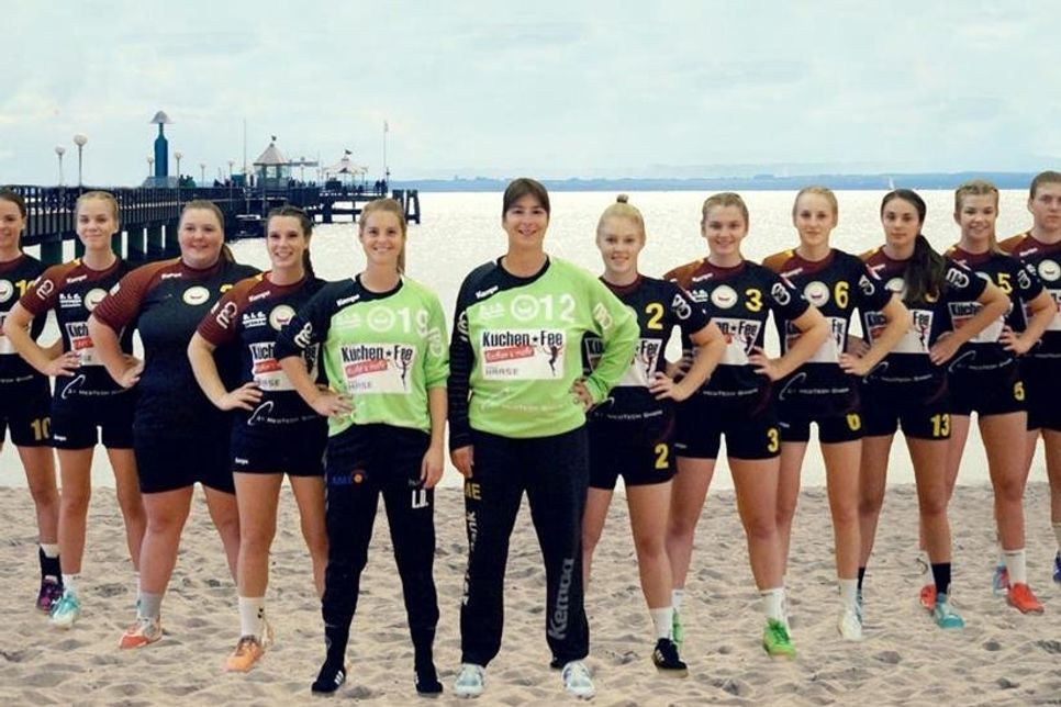 Neustadt/Grömitz. Die Spielerinnen der HSG-Ostsee N/G 1. Damen suchen Verstärkung. Ziel ist es, in zwei bis drei Jahren in der Landes- beziehungsweise Oberliga zu sein. Dafür werden interessierte Handballerinnen gesucht, die den Weg gemeinsam mit der HSG bestreiten wollen. Mit Holger Nielsen steht ein erfahrener Coach bereit. Interessierte können im Juli gern zum Probetraining in die Gogenkrog Halle kommen. Die Trainings finden donnerstags, 9., 16., 23. und 30. Juli jeweils ab 20 Uhr statt. (he)