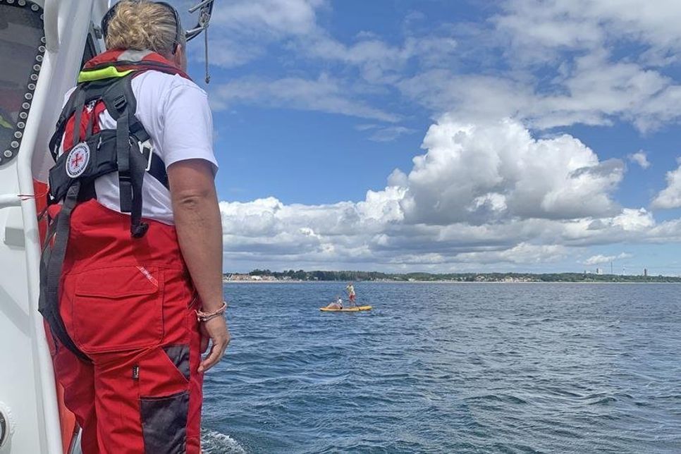 Bei einer Kontrollfahrt entdecken die freiwilligen Seenotretter der DGzRS-Station Travemünde zwei mit einem Stehpaddelbrett abtreibende Jugendliche. (Foto: Die Seenotretter – DGzRS)