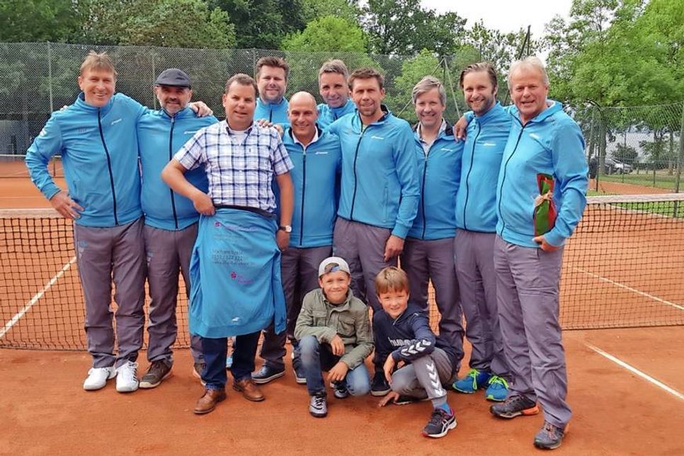 Die Herren 40 des TC Grün-Weiß Neustadt/TC Blau-Gelb Lensahn mit Sponsor Wolfram Dröse.
