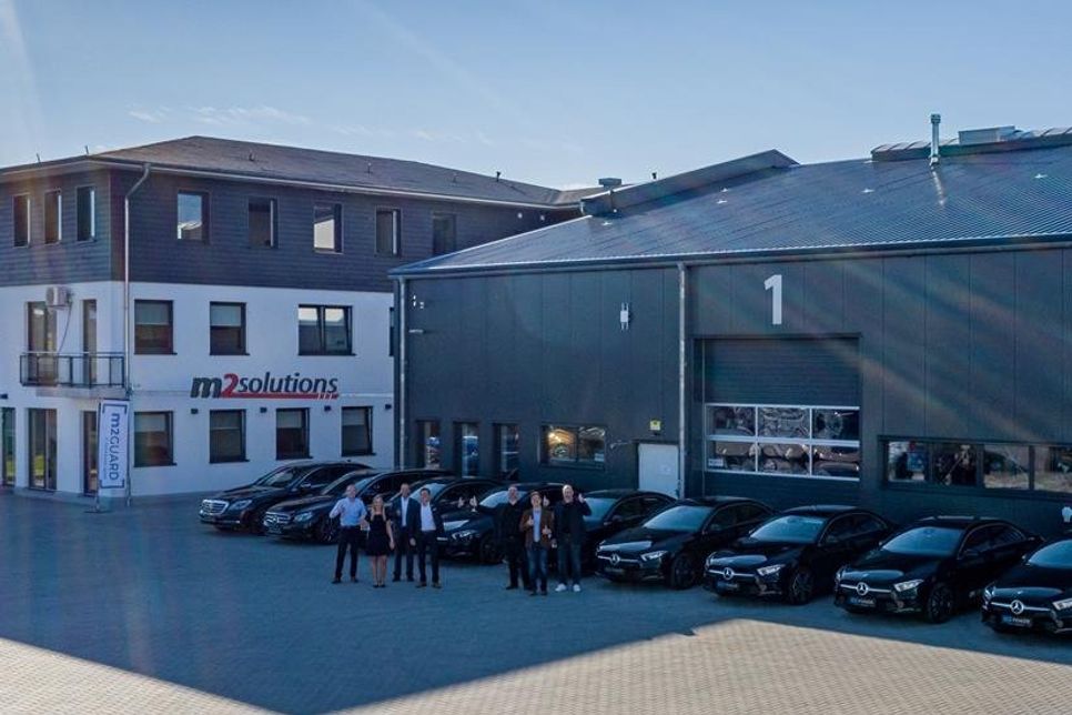 Bei „m2solutions“ freuen sich die Mitarbeiter über ihre neuen Firmenwagen. (Foto: Oliver Schmidt)